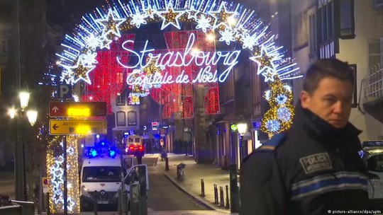 Pháp: Xả súng đẫm máu tại chợ Giáng sinh, 15 người thương vong - Ảnh 1.
