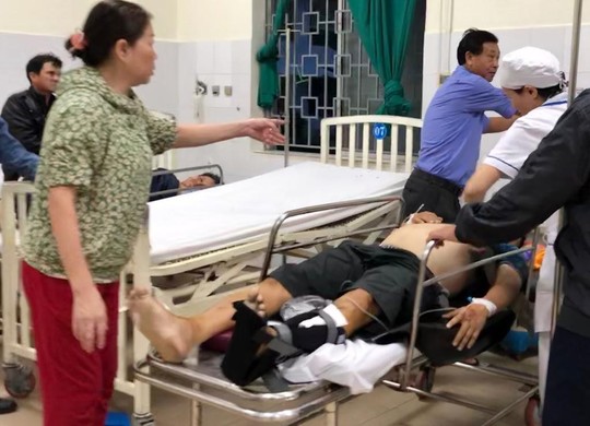 Lật xe khách ở Quảng Ngãi khiến 8 người bị thương - Ảnh 1.