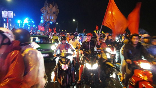 Người dân Đà Nẵng đội mưa xuống đường ăn mừng đội tuyển Việt Nam chiến thắng - Ảnh 6.