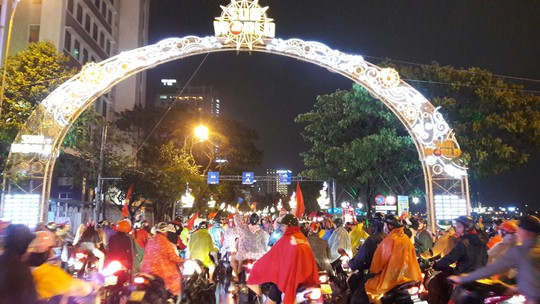 Người dân Đà Nẵng đội mưa xuống đường ăn mừng đội tuyển Việt Nam chiến thắng - Ảnh 11.