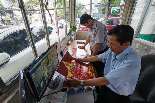 Poster cổ vũ tuyển Việt Nam chinh phục AFF Cup đến tay người hâm mộ - Ảnh 8.