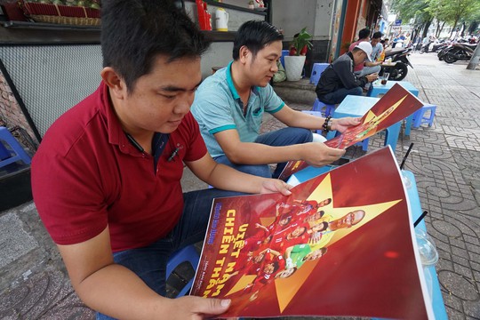 Poster cổ vũ tuyển Việt Nam chinh phục AFF Cup đến tay người hâm mộ - Ảnh 4.