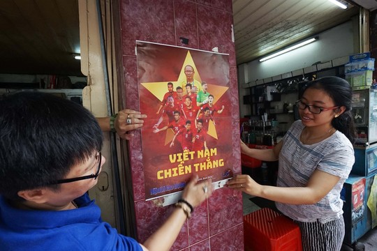 Poster cổ vũ tuyển Việt Nam chinh phục AFF Cup đến tay người hâm mộ - Ảnh 9.