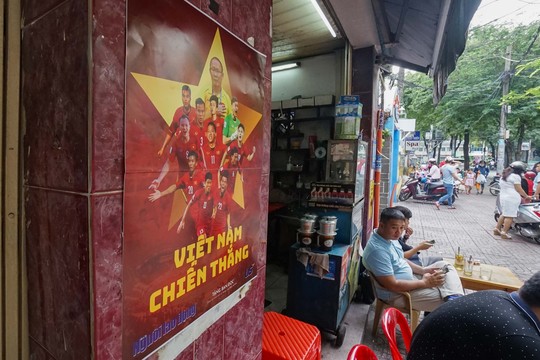 Poster cổ vũ tuyển Việt Nam chinh phục AFF Cup đến tay người hâm mộ - Ảnh 10.