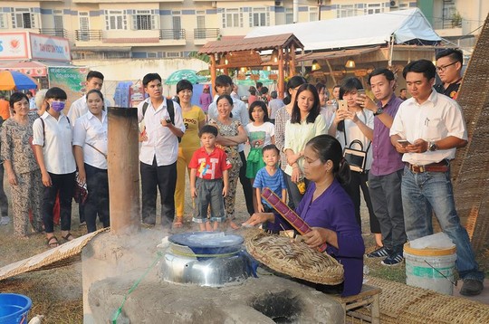 Lễ hội bánh tráng phơi sương - Ảnh 1.