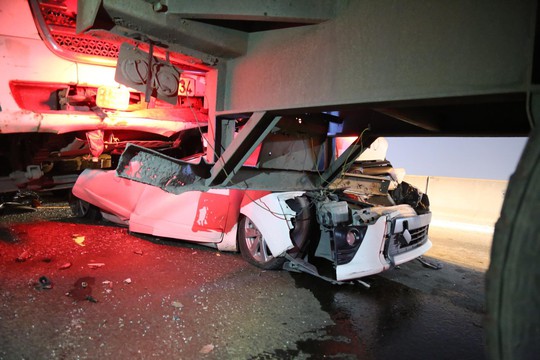 Tai nạn liên hoàn trên cầu Phú Mỹ, một ôtô bị vò nát - Ảnh 2.