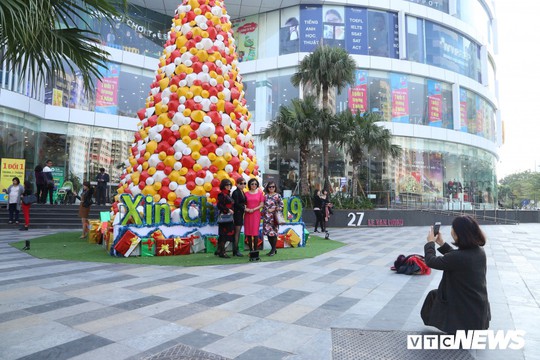 Cây thông Noel dựng từ 2.000 chiếc nón lá ở Hà Nội - Ảnh 7.