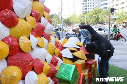 Cây thông Noel dựng từ 2.000 chiếc nón lá ở Hà Nội - Ảnh 8.