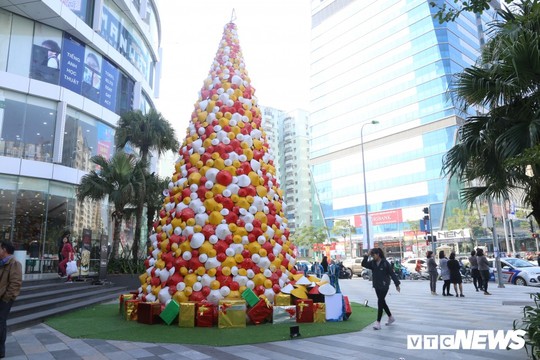 Cây thông Noel dựng từ 2.000 chiếc nón lá ở Hà Nội - Ảnh 10.