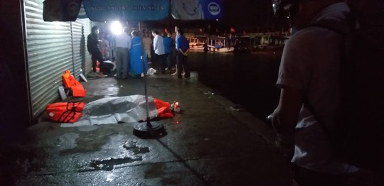 Lật tàu du lịch ở Nha Trang, ít nhất 2 người chết đuối - Ảnh 3.