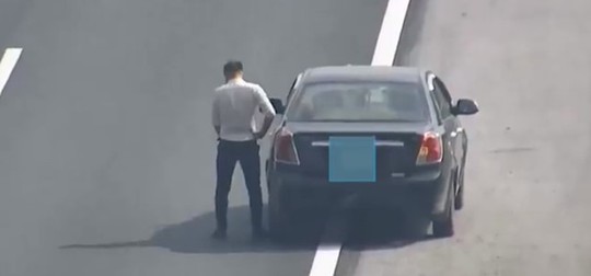 Nam tài xế thản nhiên dừng xe đi vệ sinh ngay trên đường cao tốc Hà Nội - Hải Phòng - Ảnh 1.