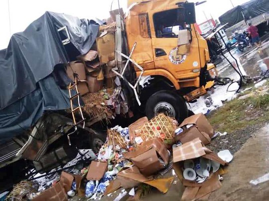 Xe tải đối đầu xe container gây tai nạn liên hoàn, 2 người tử vong - Ảnh 1.