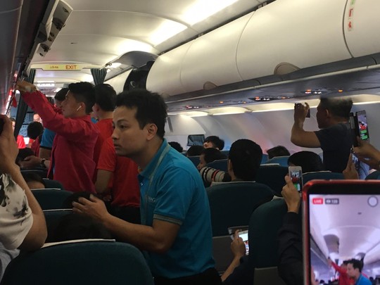 Tuyển Việt Nam bay về Hà Nội, chuẩn bị lấy vé vào chung kết - Ảnh 3.