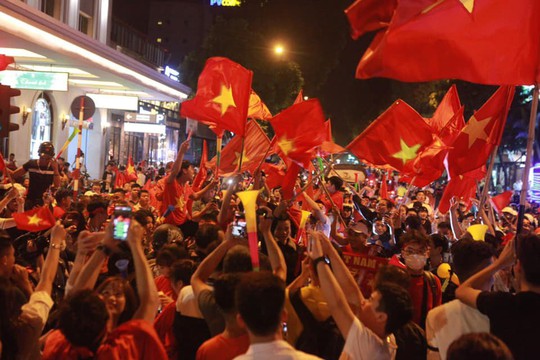 Báo nước ngoài choáng ngợp bởi màn ăn mừng của CĐV Việt Nam - Ảnh 2.