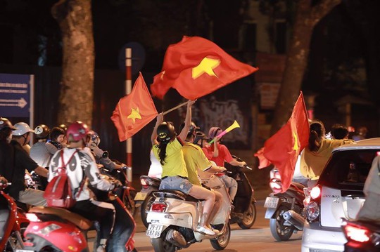 Báo nước ngoài choáng ngợp bởi màn ăn mừng của CĐV Việt Nam - Ảnh 1.