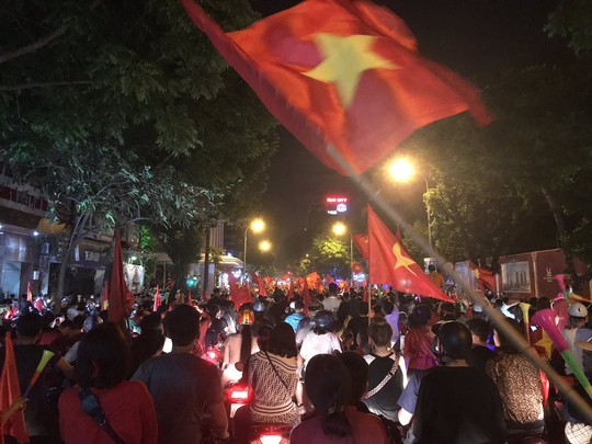 Báo nước ngoài choáng ngợp bởi màn ăn mừng của CĐV Việt Nam - Ảnh 3.