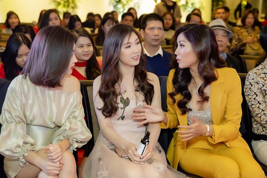Hoa hậu Đỗ Mỹ Linh đọ sắc cùng Á hậu Nguyễn Thị Loan ngày cuối năm - Ảnh 4.