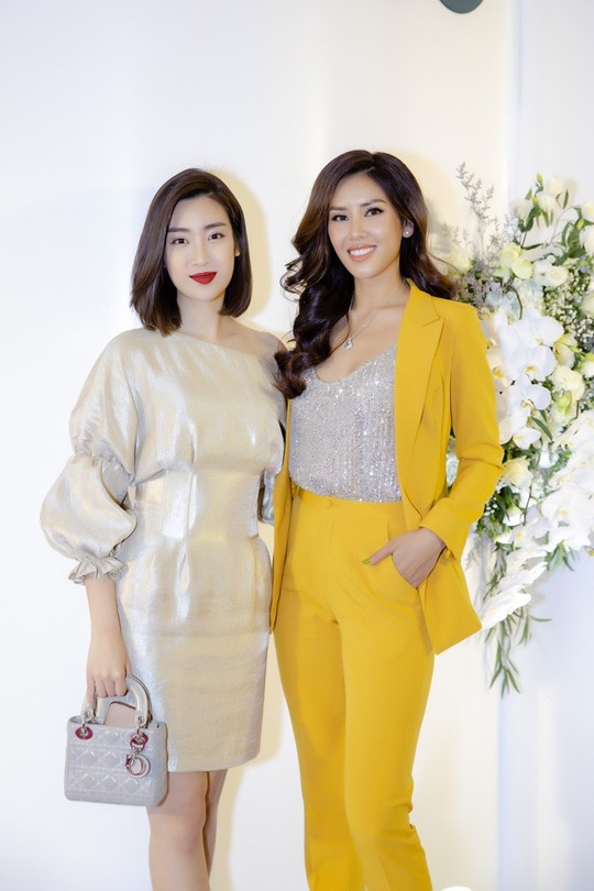Hoa hậu Đỗ Mỹ Linh đọ sắc cùng Á hậu Nguyễn Thị Loan ngày cuối năm - Ảnh 2.