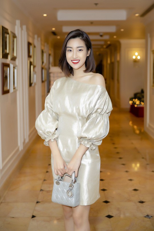 Hoa hậu Đỗ Mỹ Linh đọ sắc cùng Á hậu Nguyễn Thị Loan ngày cuối năm - Ảnh 3.