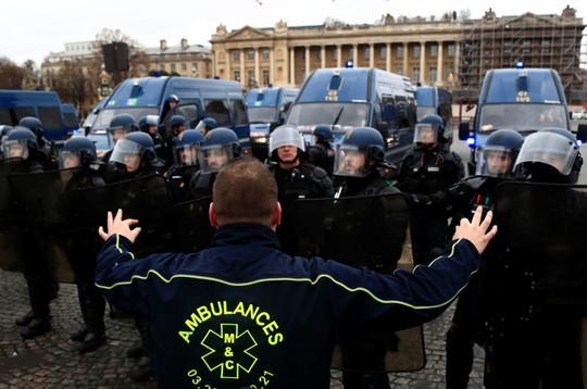 Chính phủ Pháp sớm nhượng bộ người biểu tình - Ảnh 4.