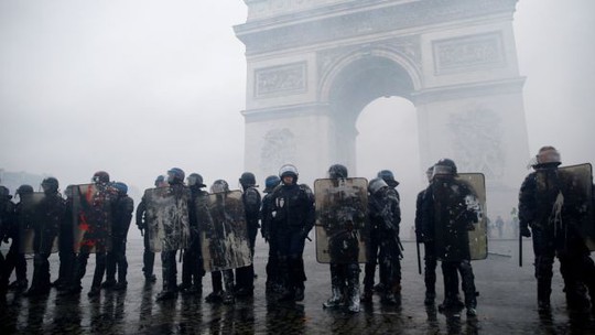 Chính phủ Pháp sớm nhượng bộ người biểu tình - Ảnh 8.