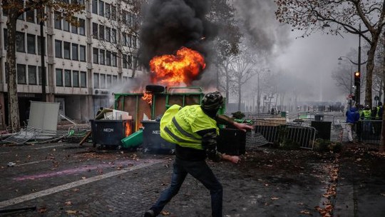Chính phủ Pháp sớm nhượng bộ người biểu tình - Ảnh 9.