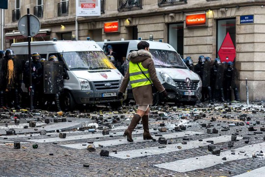 Chính phủ Pháp sớm nhượng bộ người biểu tình - Ảnh 10.