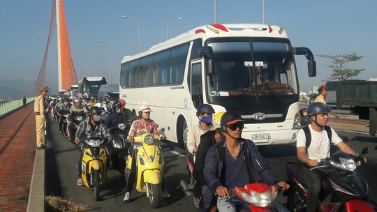Lật xe tải trên cầu Trần Thị Lý, gây ách tắc giao thông cả giờ - Ảnh 2.