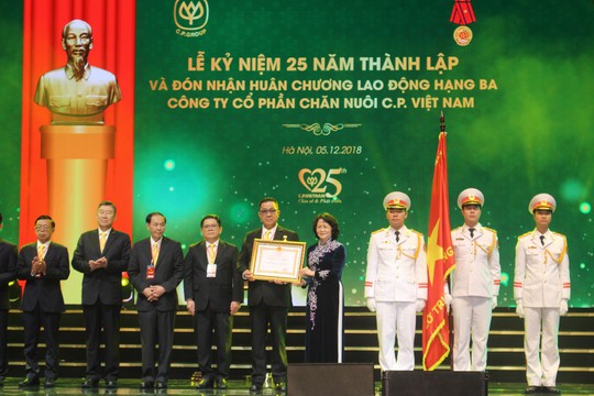 C.P. Việt Nam kỷ niệm 25 năm thành lập và đón nhận Huân chương Lao động hạng ba - Ảnh 1.