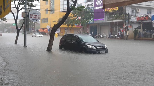 Đường phố Đà Nẵng biến thành sông sau trận mưa lớn kéo dài nhiều giờ - Ảnh 8.