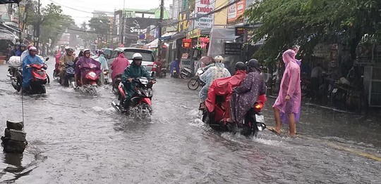 Đường phố Đà Nẵng biến thành sông sau trận mưa lớn kéo dài nhiều giờ - Ảnh 2.