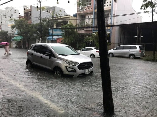 Đường phố Đà Nẵng biến thành sông sau trận mưa lớn kéo dài nhiều giờ - Ảnh 10.