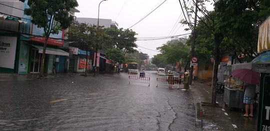 Đường phố Đà Nẵng biến thành sông sau trận mưa lớn kéo dài nhiều giờ - Ảnh 6.