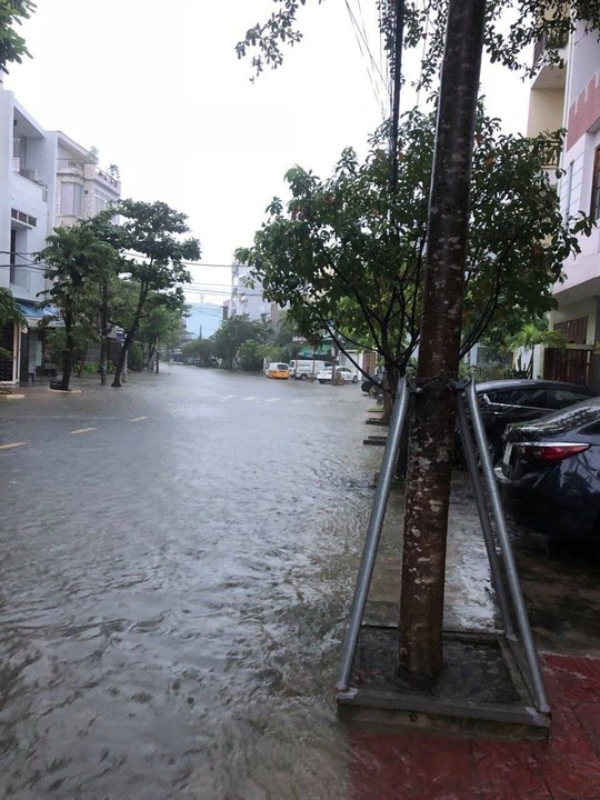 Đường phố Đà Nẵng biến thành sông sau trận mưa lớn kéo dài nhiều giờ - Ảnh 13.