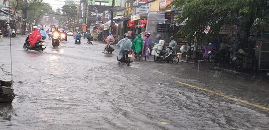 Đường phố Đà Nẵng biến thành sông sau trận mưa lớn kéo dài nhiều giờ - Ảnh 3.