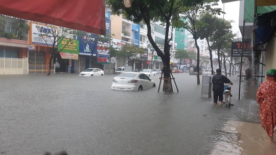 Đường phố Đà Nẵng biến thành sông sau trận mưa lớn kéo dài nhiều giờ - Ảnh 14.