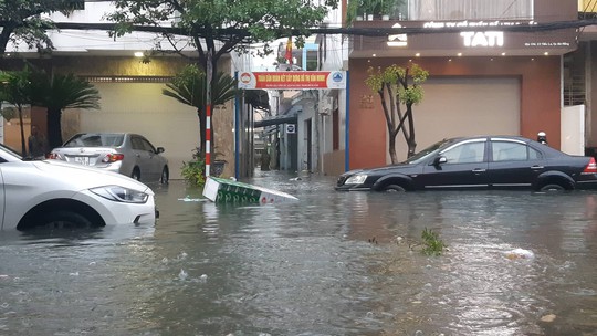 Đường phố Đà Nẵng biến thành sông sau trận mưa lớn kéo dài nhiều giờ - Ảnh 15.