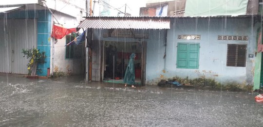 Đường phố Đà Nẵng biến thành sông sau trận mưa lớn kéo dài nhiều giờ - Ảnh 5.