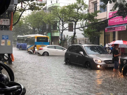 Đường phố Đà Nẵng biến thành sông sau trận mưa lớn kéo dài nhiều giờ - Ảnh 16.