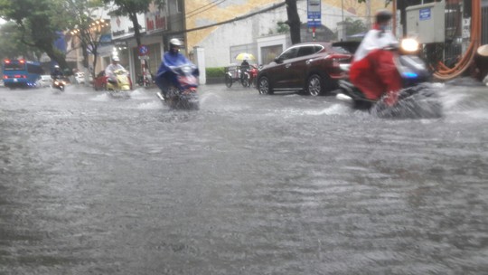 Đường phố Đà Nẵng biến thành sông sau trận mưa lớn kéo dài nhiều giờ - Ảnh 17.