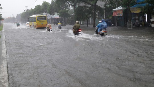 Đường phố Đà Nẵng biến thành sông sau trận mưa lớn kéo dài nhiều giờ - Ảnh 18.