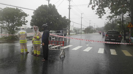 Quốc lộ, đường sắt qua Đà Nẵng bị tê liệt do ngập nặng - Ảnh 6.