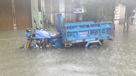 Đường phố Đà Nẵng biến thành sông sau trận mưa lớn kéo dài nhiều giờ - Ảnh 22.