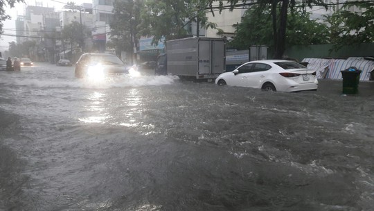Đường phố Đà Nẵng biến thành sông sau trận mưa lớn kéo dài nhiều giờ - Ảnh 23.