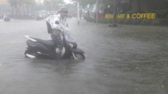 Đường phố Đà Nẵng biến thành sông sau trận mưa lớn kéo dài nhiều giờ - Ảnh 24.