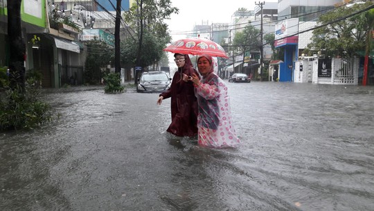 Đường phố Đà Nẵng biến thành sông sau trận mưa lớn kéo dài nhiều giờ - Ảnh 27.