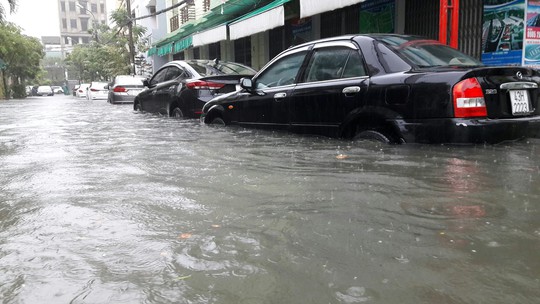 Đường phố Đà Nẵng biến thành sông sau trận mưa lớn kéo dài nhiều giờ - Ảnh 28.