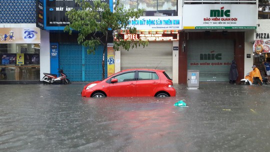 Đường phố Đà Nẵng biến thành sông sau trận mưa lớn kéo dài nhiều giờ - Ảnh 29.