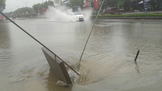 Quốc lộ, đường sắt qua Đà Nẵng bị tê liệt do ngập nặng - Ảnh 5.