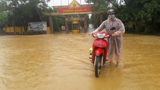 Quốc lộ, đường sắt qua Đà Nẵng bị tê liệt do ngập nặng - Ảnh 4.